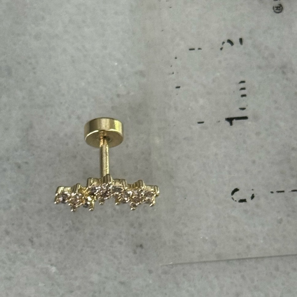 Gold Flower Cluster Cartilage Earring 

Brand New - Picture 3 of 4